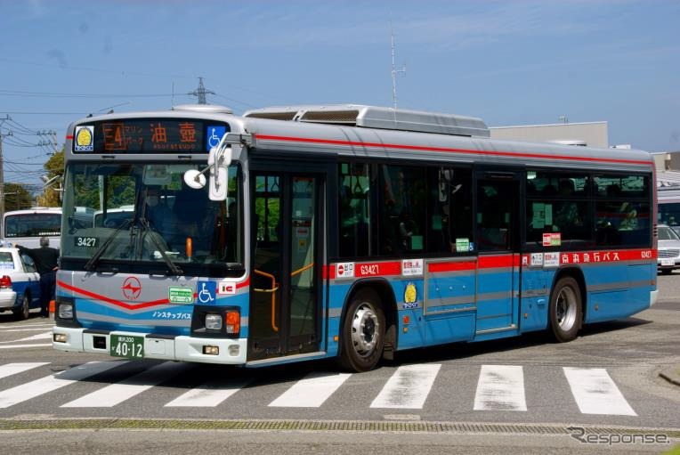 三崎口駅と油壺を結んでいる京急バスの三4系統。5月27日から京急油壺マリンパークまで延長される。《出典 京浜急行バス・京急油壺マリンパーク》