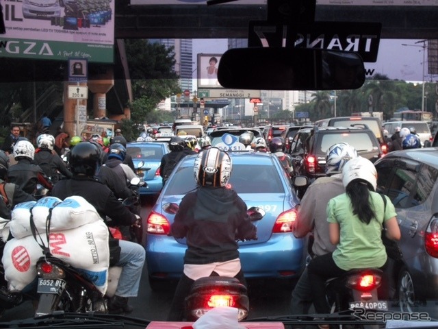 ジャカルタの交通渋滞《撮影　川崎大輔》