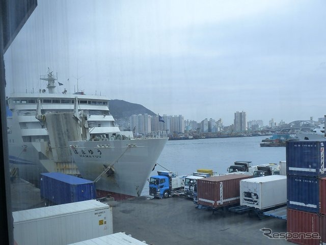 韓国の釜山港に停泊中の関釜フェリー「はまゆう」。下関〜釜山間を結んでいる。《撮影 草町義和》