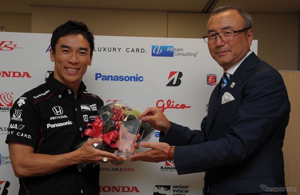 日本モータースポーツ記者会（JMS）から「JMS栄誉賞」を授与された琢磨（右はJMSの高橋二朗会長）。《写真提供 JMS》