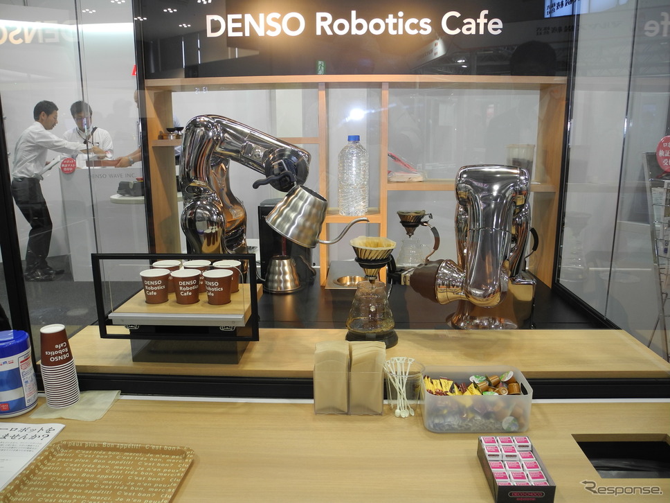 コーヒーを入れるVS-S2ロボット《撮影　山田清志》