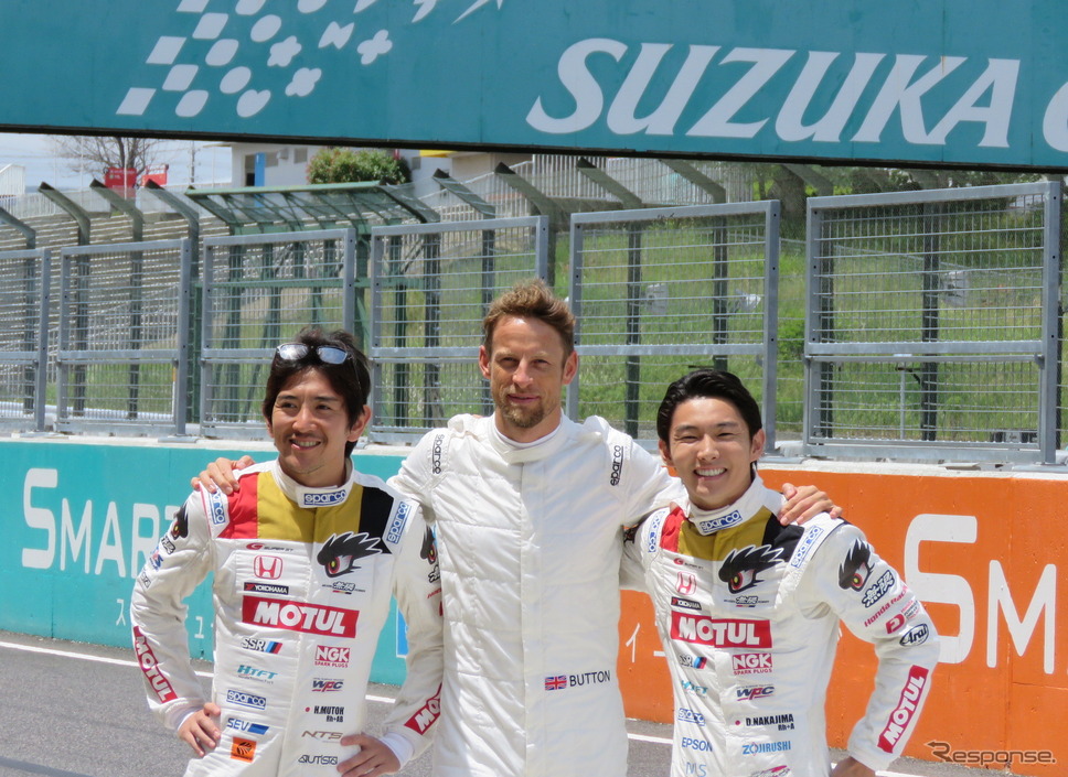 #16 NSXを駆る（左から）武藤英紀、バトン、中嶋大祐。《撮影 遠藤俊幸》