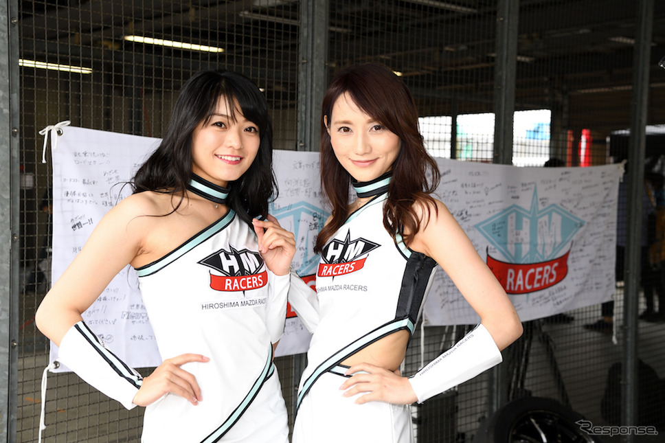 MX-5カップジャパン第3戦、HM RACERSのレースクイーン中野美咲さん（左）とMIKAさん《撮影 雪岡直樹》