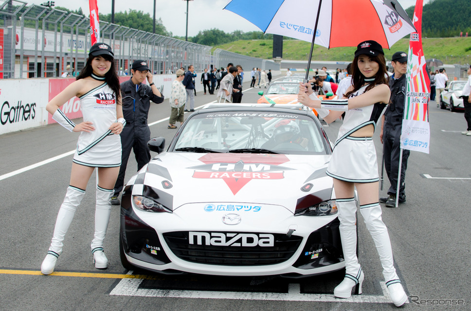 MX-5カップジャパン第3戦、HM RACERSのレースクイーン中野美咲さん（左）とMIKAさん《撮影 五味渕秀行》