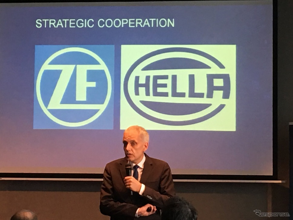 ブラチスラバのホテルで独ZF社ステファン・ゾンマーCEOと独HELLAロルフ・ブライデンバッハCEOが共同で会見し、自動車センサー分野での戦略的提携を発表した。《撮影：三浦和也》