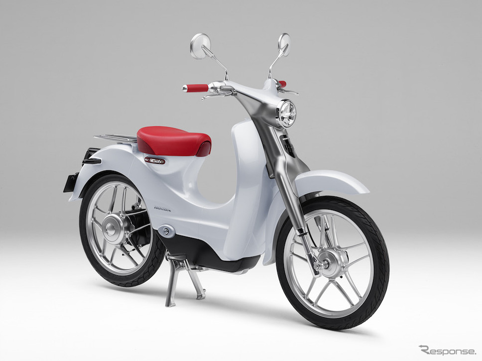 2015年東京モーターショーで披露した『EV-Cub Concept』《画像 ホンダ》