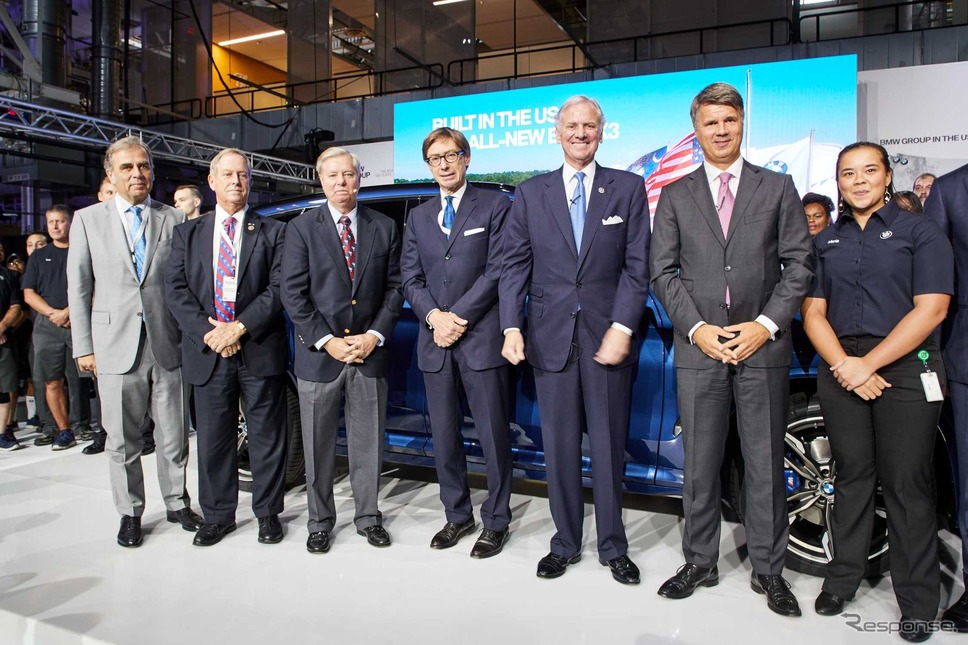 米国サウスカロライナ州スパータンバーグ工場に6億ドルを投資すると発表したBMWグループ首脳ら。右から2人目がハラルド・クルーガーCEO