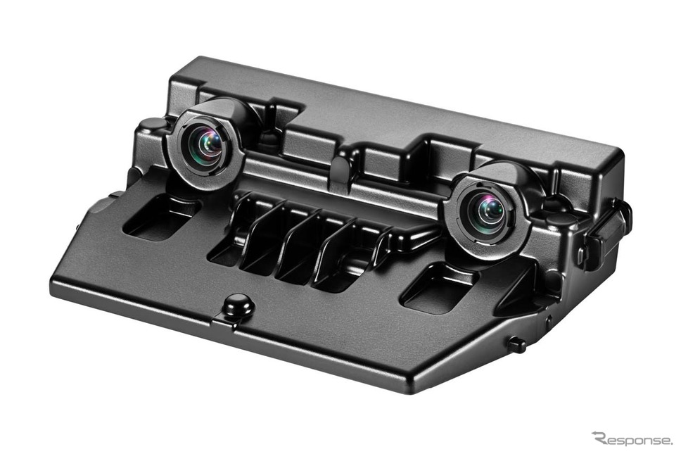 デンソーが開発した超小型ステレオカメラ。製品サイズ：幅125mm(カメラ幅：80mm)×高さ35mm×奥行き85mm
