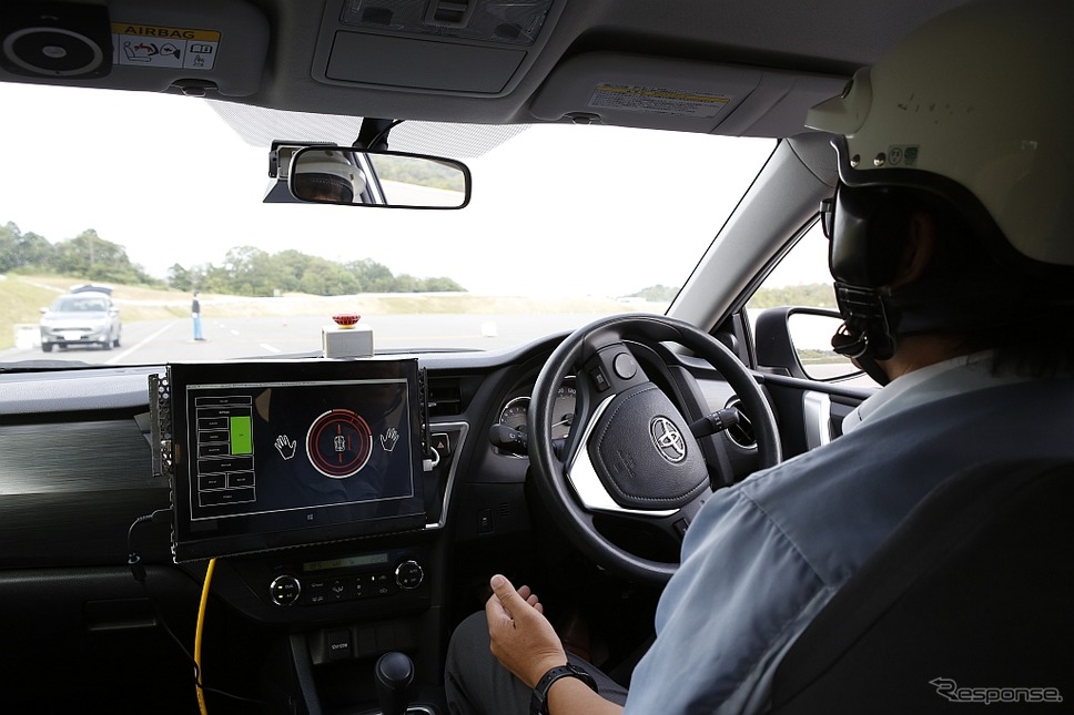 トヨタ・オーリスがベースの自動運転関連技術搭載車で総合周回路を自動操舵で走行中《写真 ジェイテクト提供》