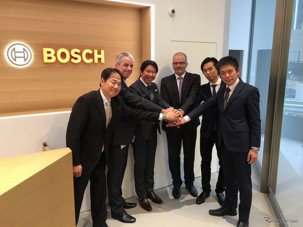 GLM 小間裕康社長（左から3人目）とボッシュエンジニアリングGmbHのベルンハルト・ビア社長（同4人目）、ボッシュエンジニアリング（日本法人）の龍崎浩太郎社長（同1人目）。ボッシュ日本本社にて2016年12月撮影