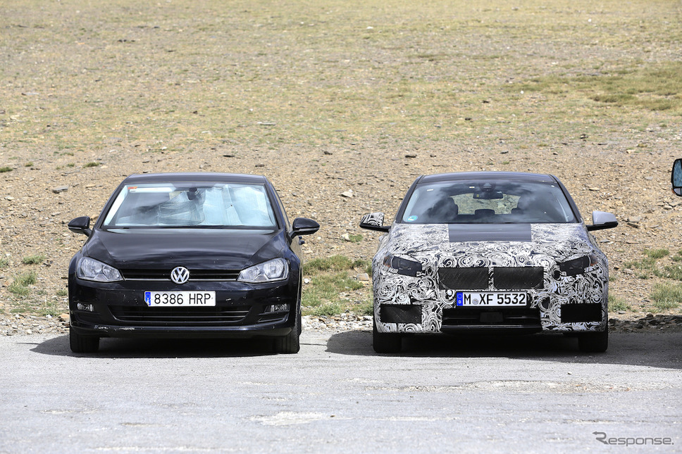 BMW 1シリーズ 次期型 スクープ写真。左は比較車種のVWゴルフ《APOLLO NEWS SERVICE》
