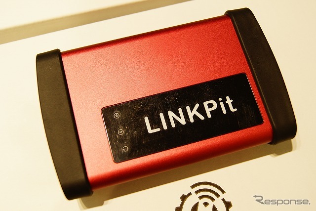 整備工場向けのデバイスとなる「LINKPit（リンクピット）」、より詳細な情報を吸い上げる汎用スキャンツールとなっている。《撮影 石田真一》