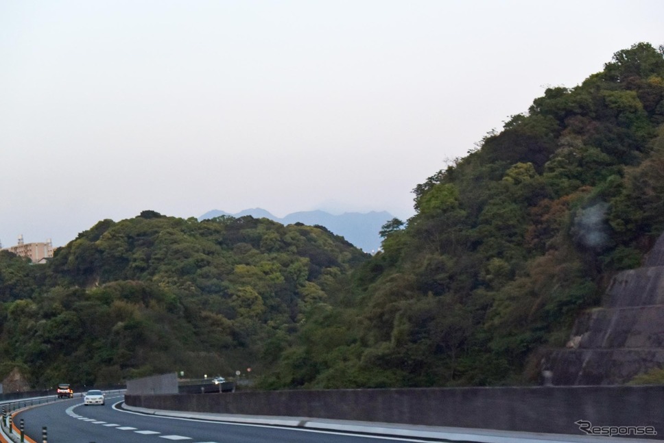 南九州自動車道の終点に近づくと、桜島の上部が見えてくる。《撮影 井元康一郎》