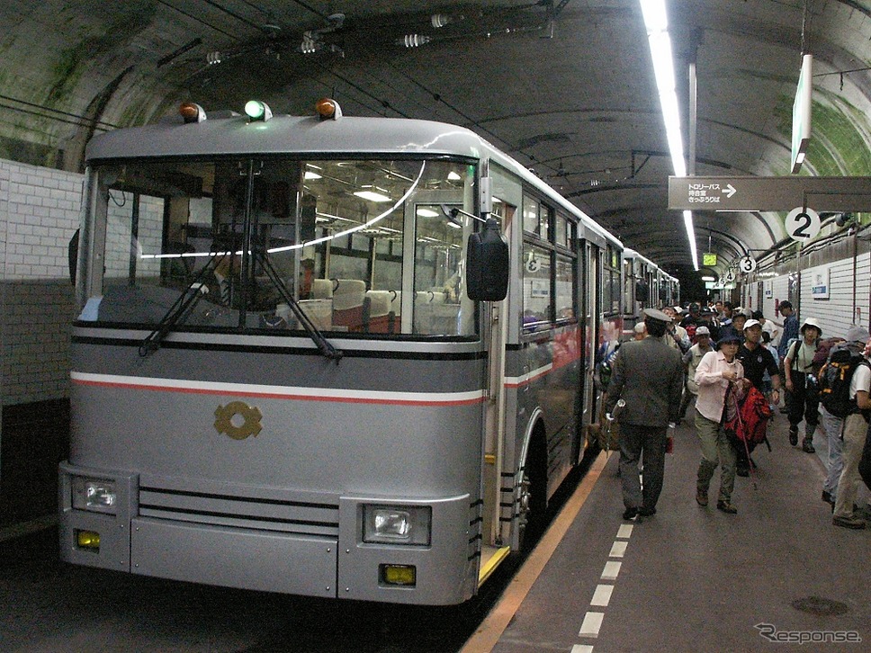関電トンネルトロリーバスは2019年4月から電気バスに移行。鉄道事業としては廃止される。《撮影 草町義和》
