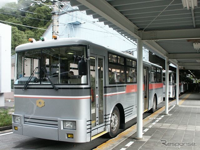 扇沢駅で発車を待つ関電トンネルトロリーバス。車両は最も新しいものでも20年が経過している。《撮影 草町義和》