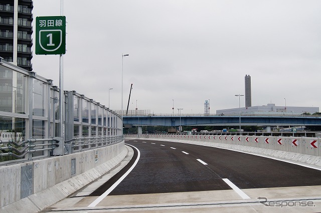 首都高速1号羽田線の約1.9km区間を新設更新するため、第1期となる上り線迂回路を設置。《撮影 石田真一》