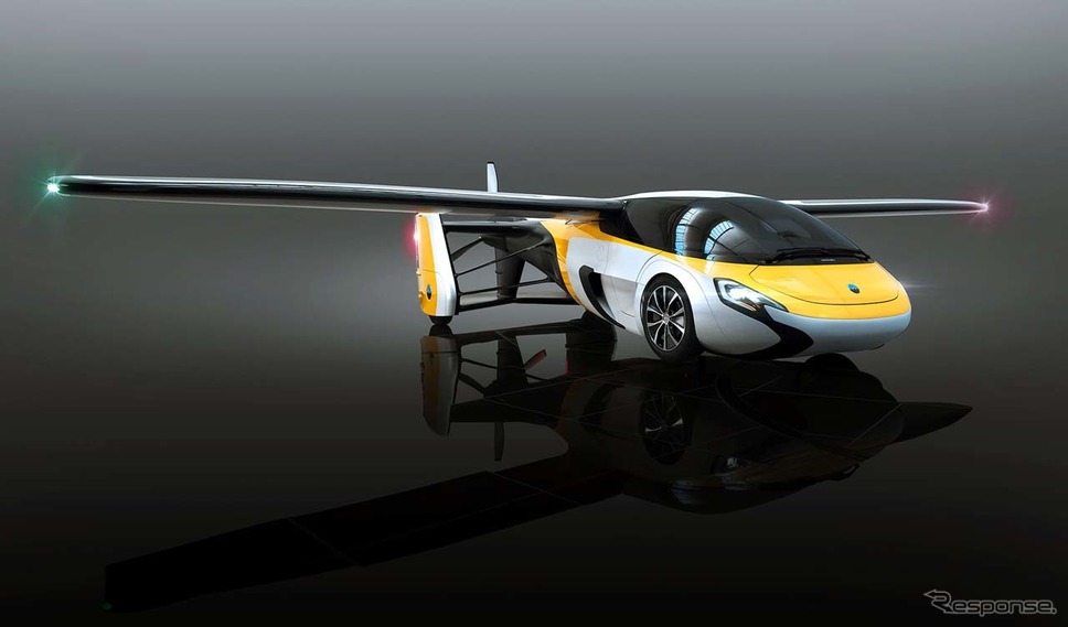 「AeroMobil」社の空飛ぶ自動車『Flying Car』。翼を広げると幅は8mほどになる