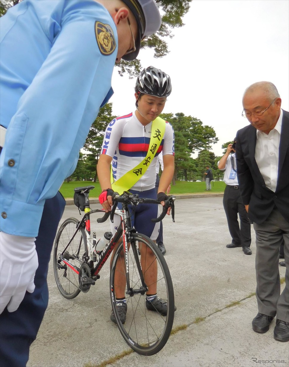 日本学生自転車競技連盟には、交通安全のたすきが託された。《撮影 中島みなみ》