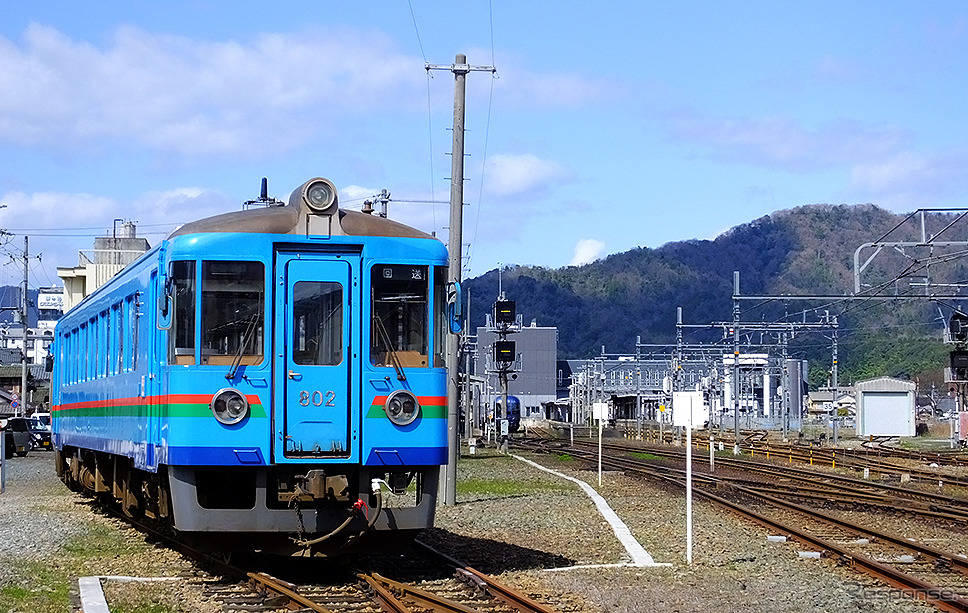 JR西日本の舞鶴線と、京都丹後鉄道の宮津線が接続する西舞鶴駅《撮影 大野雅人（GazinAirlines）》