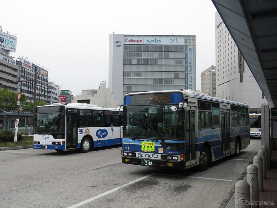 岡山県内の交通4社は10月から交通系ICカードの全国相互利用サービスに対応する。写真は両備バス（左）と岡電バス（右）。《撮影 草町義和》