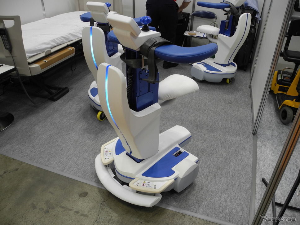 アイザックが開発した移乗・移動ロボットKeipu（ケイプ）。（福祉機器展2017）《撮影　山田清志》