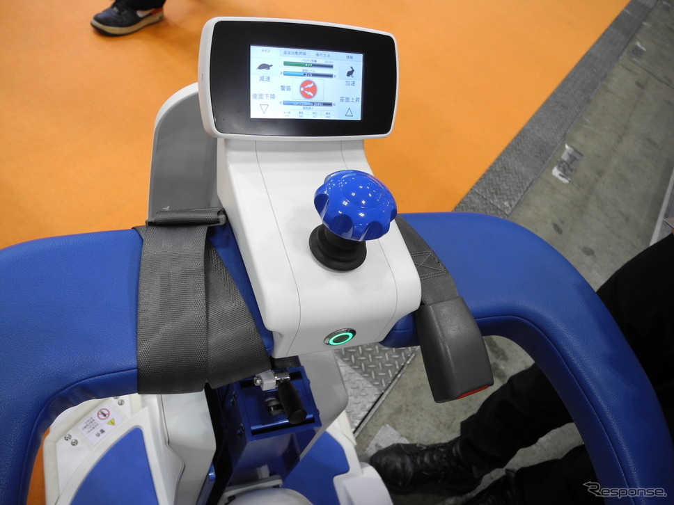 アイザックが開発した移乗・移動ロボットKeipu（ケイプ）。（福祉機器展2017）《撮影　山田清志》