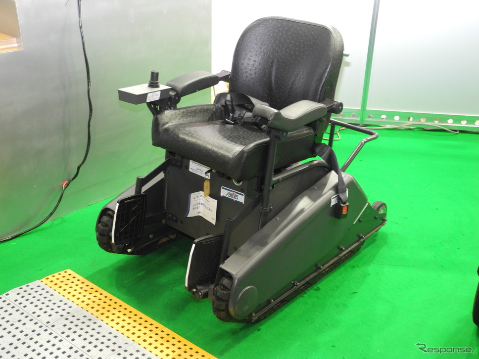 クローラー型電動車椅子「UNiMO」《撮影　山田清志》