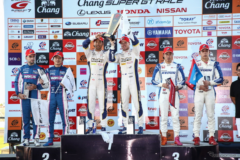 GT500クラスの表彰式（中央左が平川、右がキャシディ）。《撮影 益田和久》