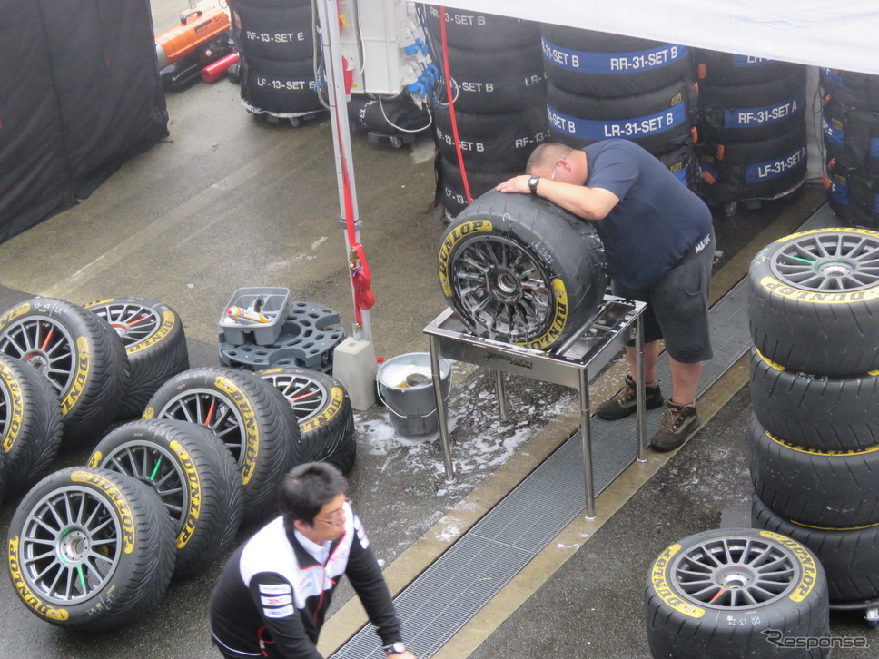 タイヤを扱うチームスタッフはいつも以上に忙しい様子だ。《撮影 遠藤俊幸》