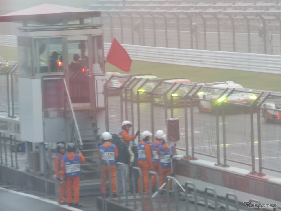 1時間20分経過時点で、レースは視界悪化のためと見られる赤旗中断に。《撮影 遠藤俊幸》