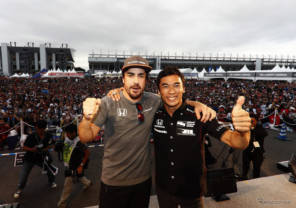 アロンソと佐藤琢磨（今年の日本GPのイベントにて）。《写真提供 Honda》