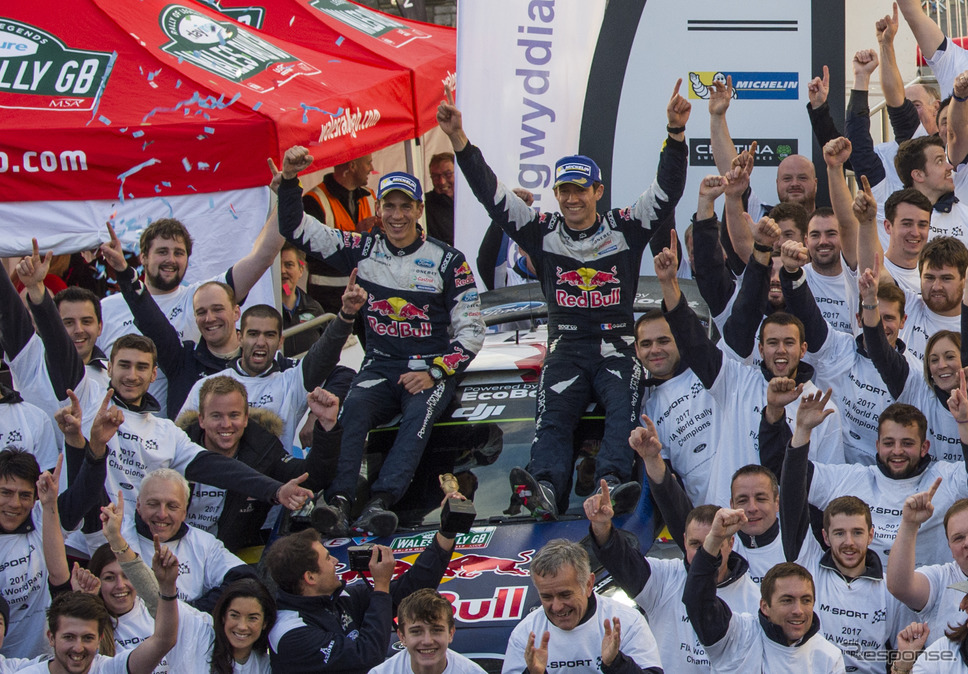 5年連続WRC王者となったオジェ（中央右。左はコ・ドライバーのJ.イングラシア）。《写真提供 Red Bull》
