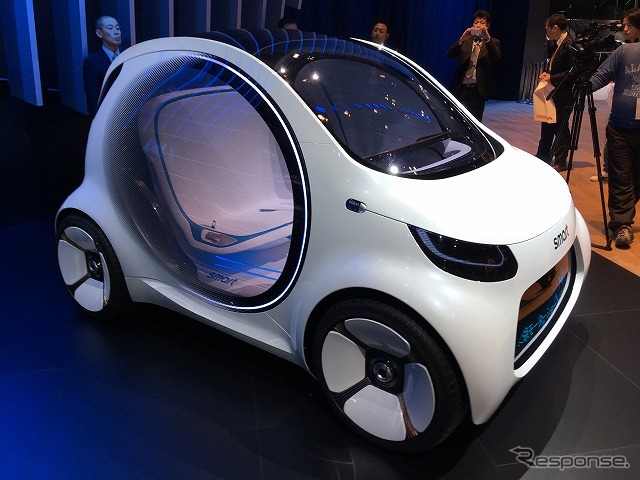 自動運転のコンセプトカー「smart vision EQ fortwo」を展示するスマートだが…。《撮影 石田真一》