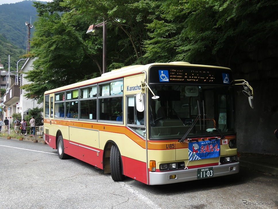 小田急の伊勢原駅と大山ケーブル停留所（写真）を結ぶ路線バス。実証実験の路線バスは鶴巻温泉駅から運行される。《撮影 草町義和》