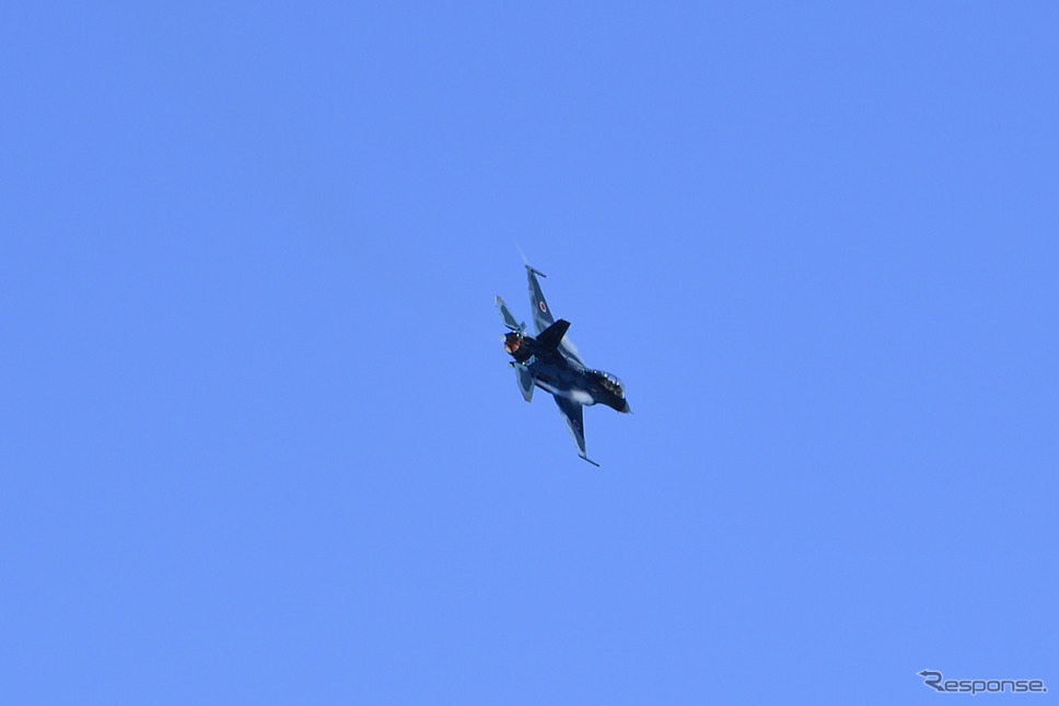 F-2戦闘機によるデモフライト《撮影 雪岡直樹》