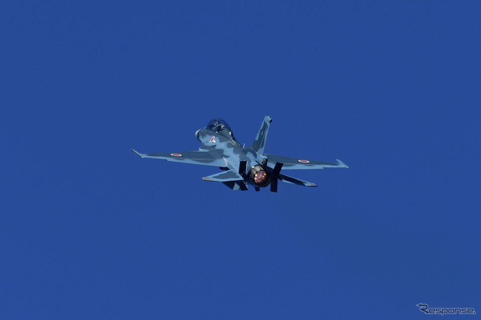F-2戦闘機によるデモフライト《撮影 雪岡直樹》