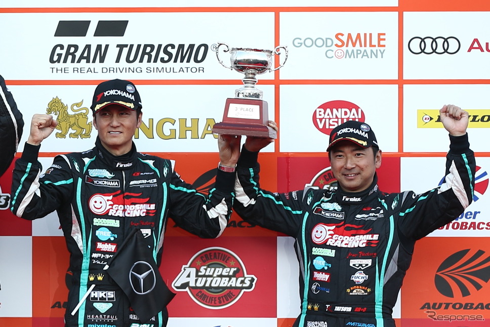 GT300ドライバーズチャンピオンに輝いた谷口信輝と片岡龍也。《撮影 益田和久》