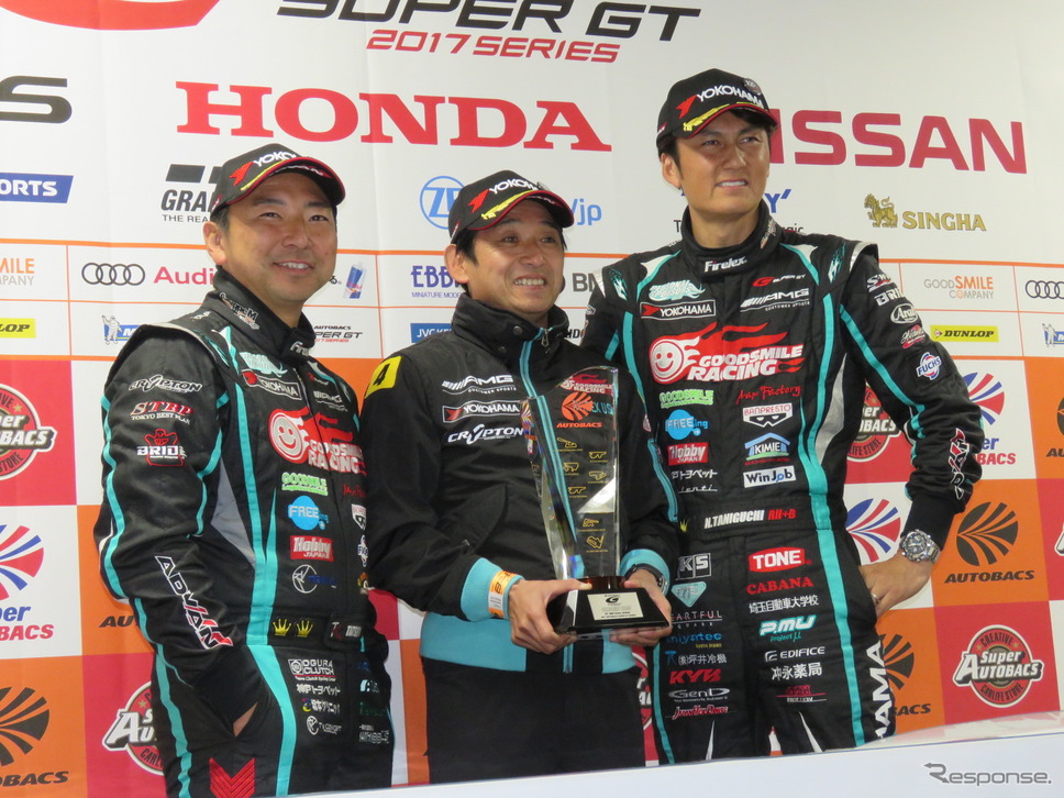 GT300王座を獲得した（左から）片岡、片山右京監督、谷口。《撮影 遠藤俊幸》