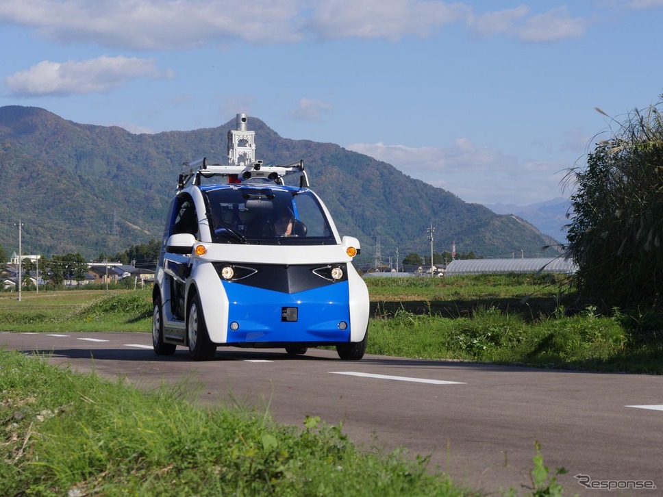 永平寺参ろーどで走行試験中の自動運転EVコミューター。全長2.5m・2人乗りの小型車で、公道に準じた場所での実験は、今回が初めてという。《出典 パナソニック》