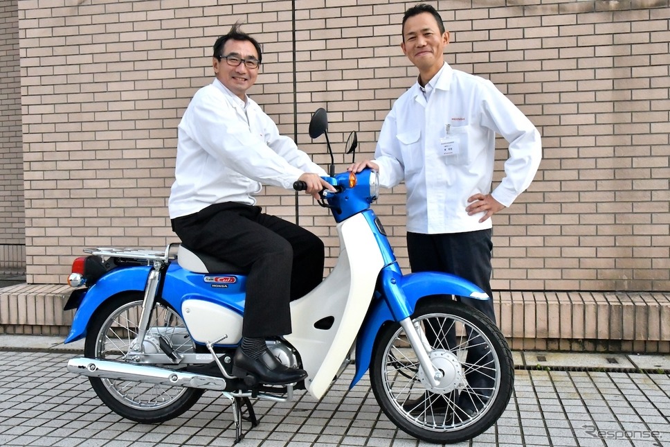新型スーパーカブ開発責任者・亀水さん（左）と、本田技術研究所 二輪R&Dセンター開発研究員 東さん。《撮影　青木タカオ》