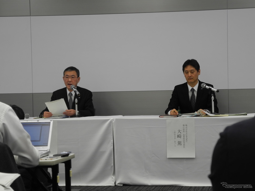 SUBARUの吉永泰之社長（左）と大崎篤執行役員品質保証本部長《撮影　山田清志》
