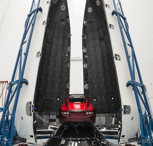 テスラの新型ロケット「ファルコンヘビー」の内部に初代ロードスター