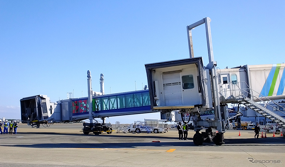 宮崎空港で供用開始した国内初小型機対応ロングPBB旅客搭乗橋（三菱重工交通機器エンジニアリング製）《撮影大野雅人（GazinAirlines）》