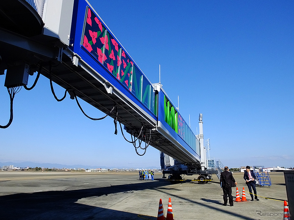宮崎空港で供用開始した国内初小型機対応ロングPBB旅客搭乗橋（三菱重工交通機器エンジニアリング製）《撮影大野雅人（GazinAirlines）》