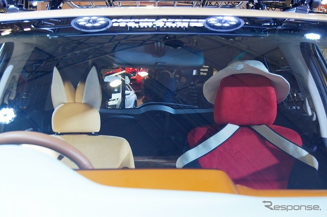 運転席はサーバルちゃんをイメージしたネコミミ付き。助手席にはかばんちゃんの帽子が載る。《撮影 石田真一》