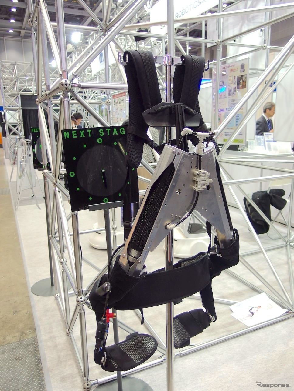 イノフィスの腰補助用マッスルスーツは、空気圧で伸縮する人工筋肉を使用。新型は手押し空気ポンプ付き。（ロボデックス2018）《撮影 高木啓》