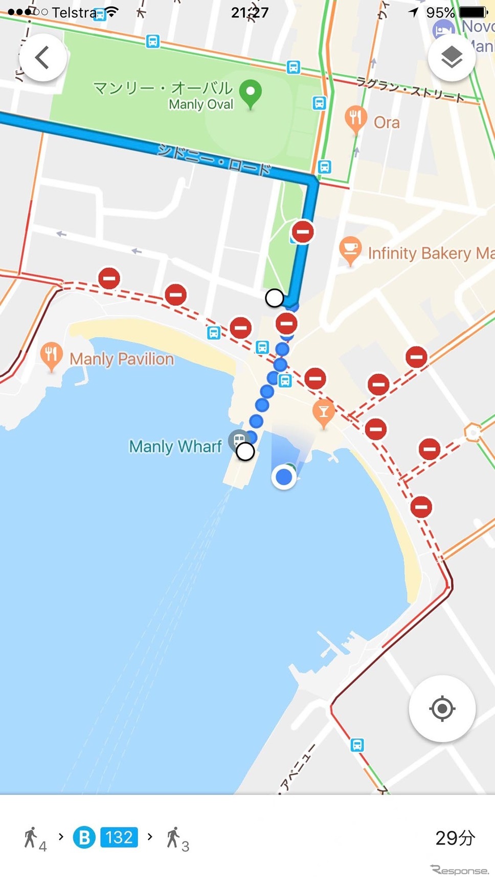 大晦日のGoogleMap。通行止めと、乗りたいバスの路線図を表示。実線がバスのルート（点線はいまいる場所からバス停までの徒歩ルート）。バス停は、いつもより100メートルほど北側に移動している。《撮影 岩貞るみこ》
