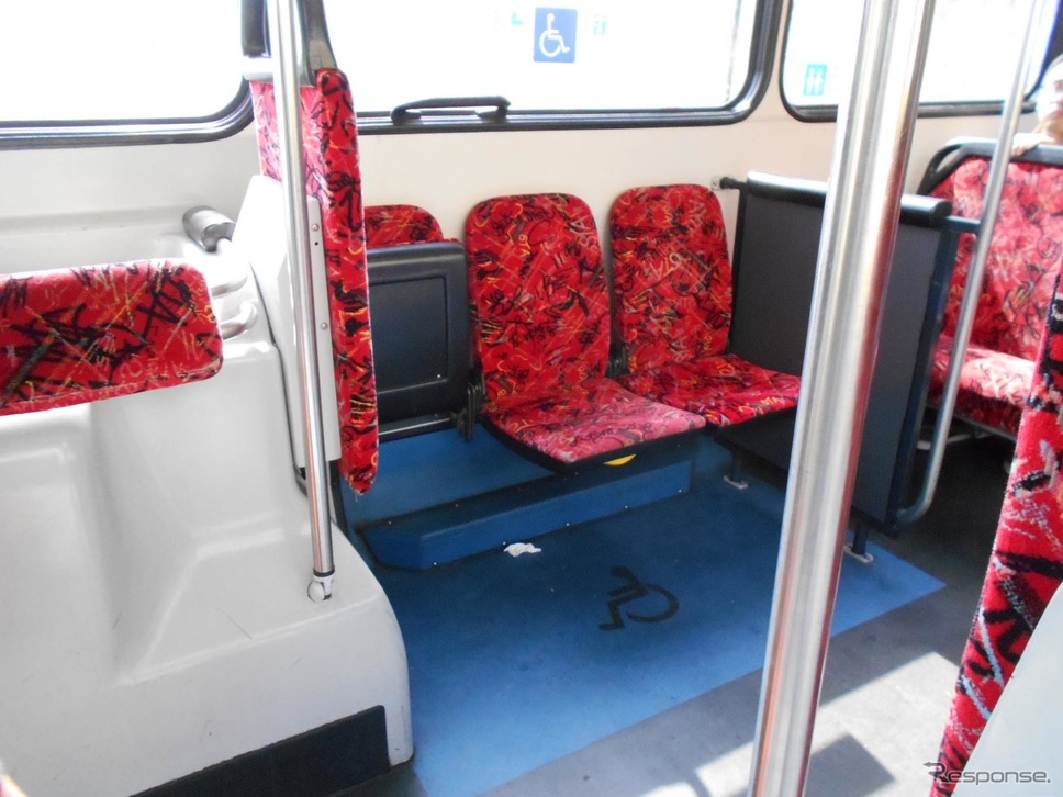 バスの両側には、優先席。シートを上げると車椅子やベビーカーが置けるようになっている。《撮影 岩貞るみこ》