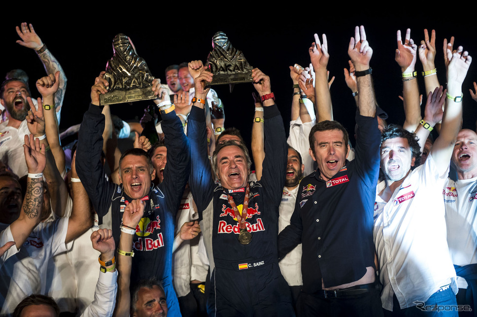 自身2度目のダカール制覇を成したサインツ（中央）。プジョーは3連覇。《写真提供 Red Bull》
