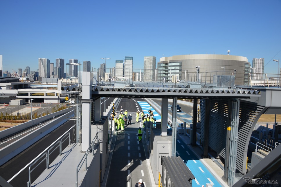 歩道橋（首都高 晴海線）《撮影 平川 亮》